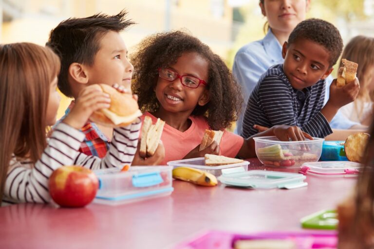 kids eating at a WIC program in Las Vegas